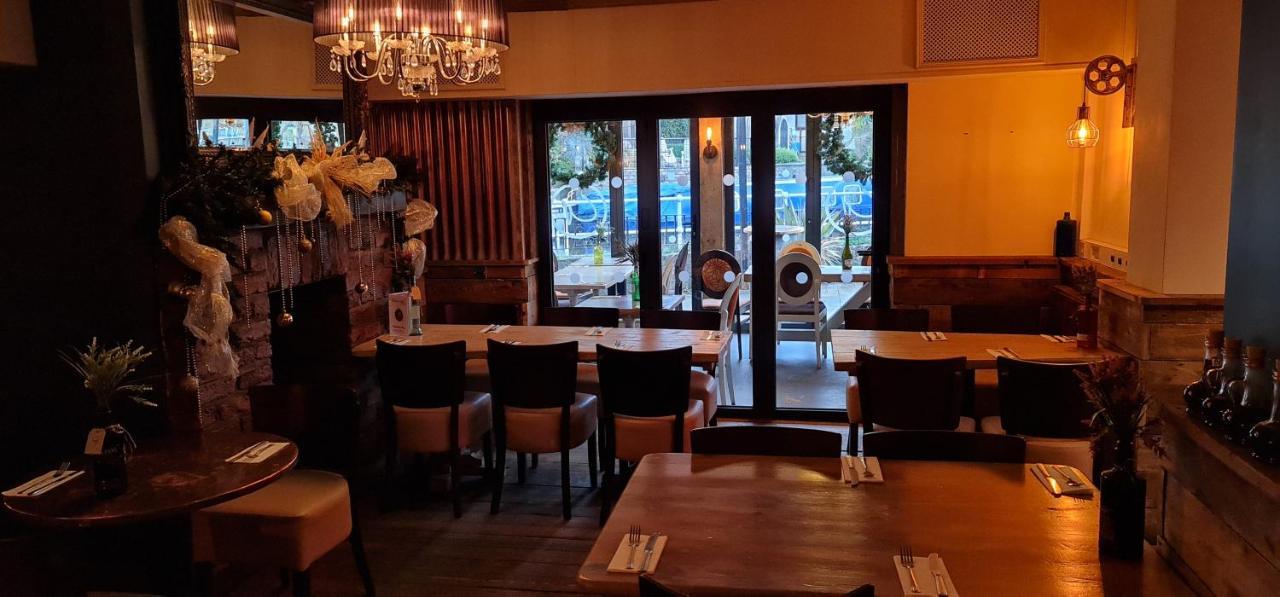The Waterside Bar, Rooms & Restaurant สวินตัน ภายนอก รูปภาพ